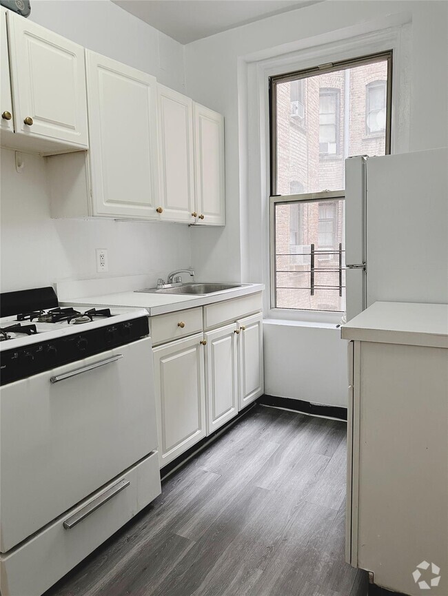 Building Photo - 515 W 111th St Unit 2B Rental