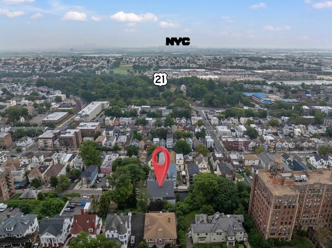 NYC Skyline Views from 2B,3B,4B - Woodside Heights