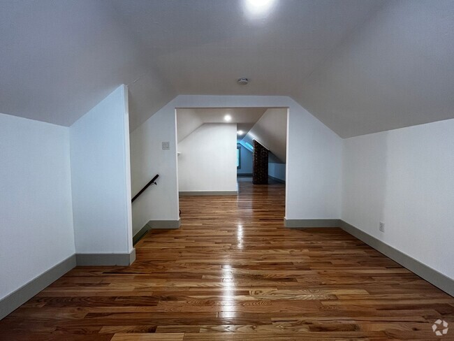 Building Photo - Spacious 3-Bedroom Apartment in Dorchester...