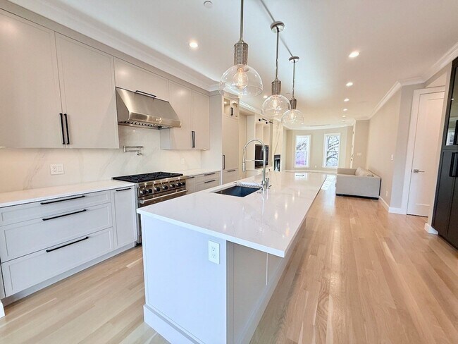 Building Photo - 143 Warren Ave Unit 2