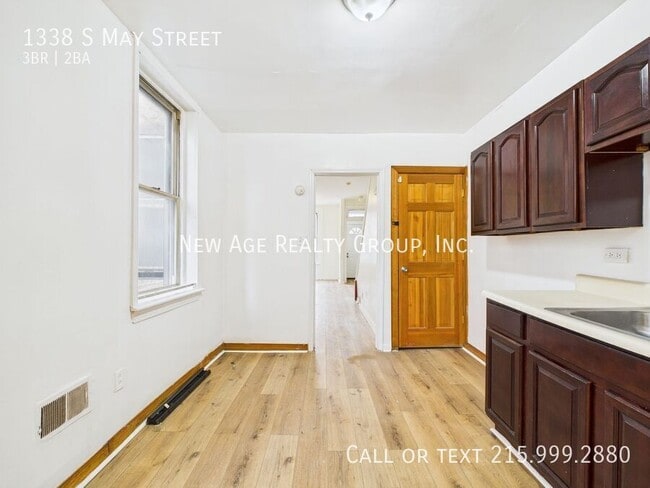 Photo - 1338 S May St