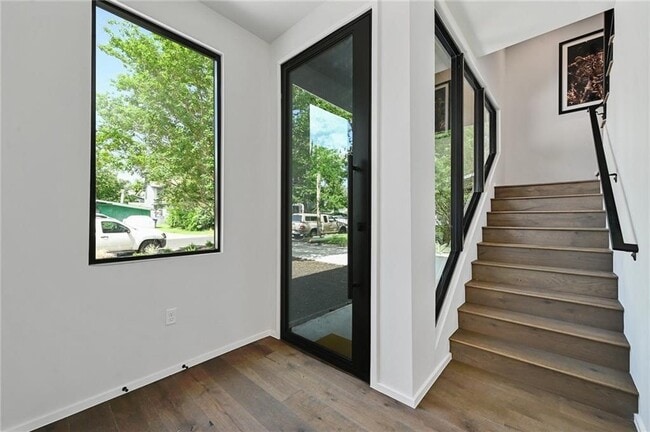 Photo - 1904 Collier St