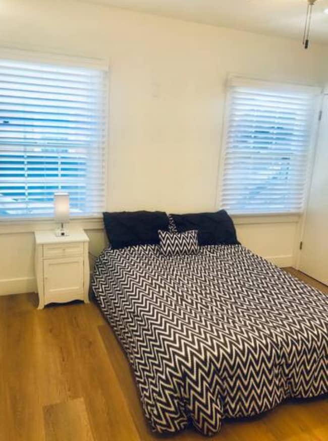 Building Photo - 1037 W 73rd St