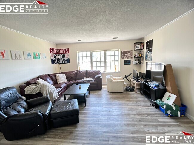 Building Photo - 182 Lake Shore Rd Unit 4 Rental