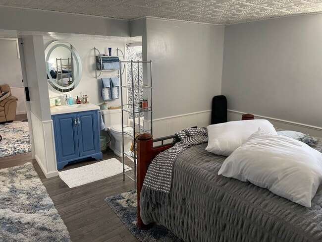 Queen bed with En-suite bathroom - 268 E 9000 S Unit Basement Apt