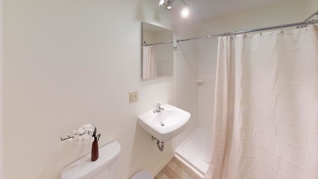 Bathroom - 75 Bank St