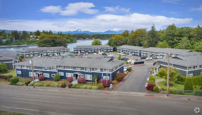 Building Photo - THE HEIGHTS AT SHERIDAN (BAYVIEW APTS)