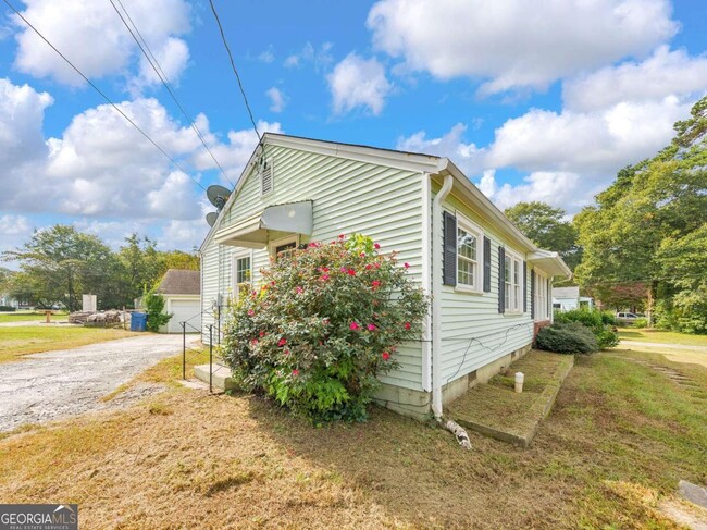 Photo - 652 Mozley Dr SE