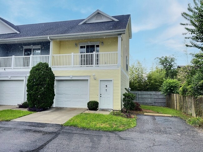 Building Photo - 6500 Colonial Dr Unit 5
