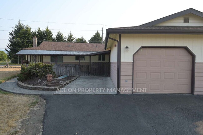 Building Photo - 2 bed 2 bath 1 car garage duplex in Sequim