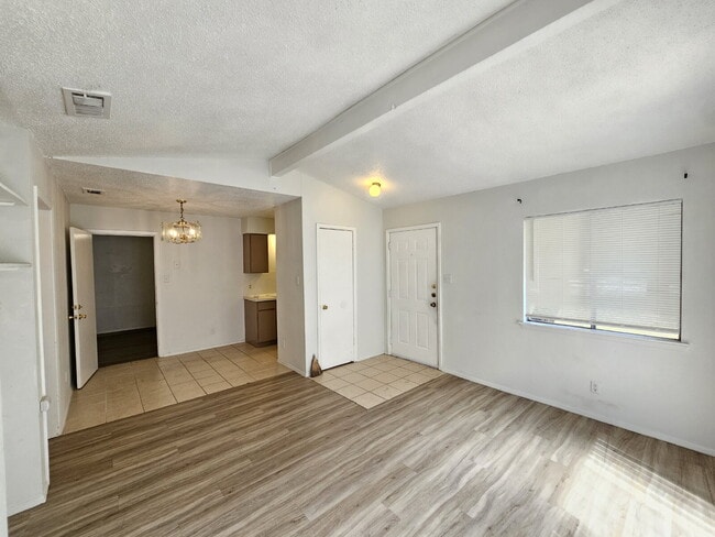 Photo - 2 bed/1 bath duplex with flex room Unidad #A