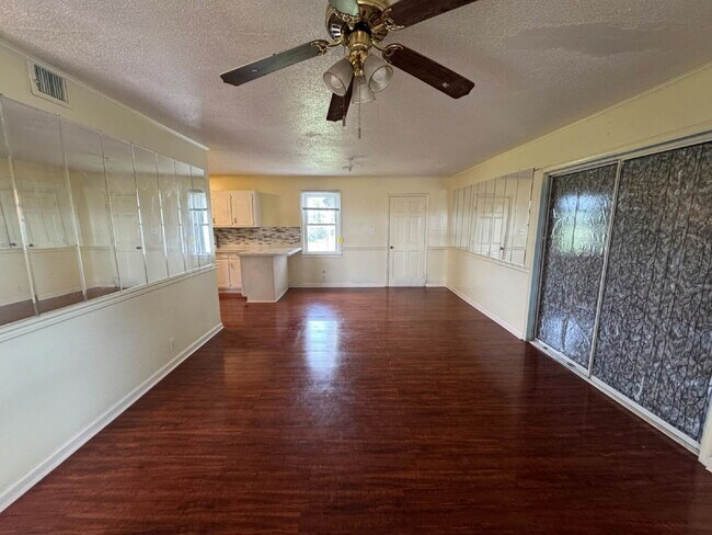 Photo - 3 bed, 1.5 bath - Seneca