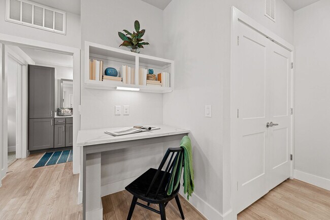 1 dormitorio, 1 baño - 824 pies cuadrados - Escritorio empotrado