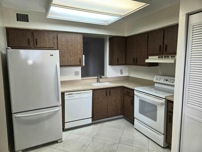 Photo - 7300 Lake Cir Dr Unidad 401