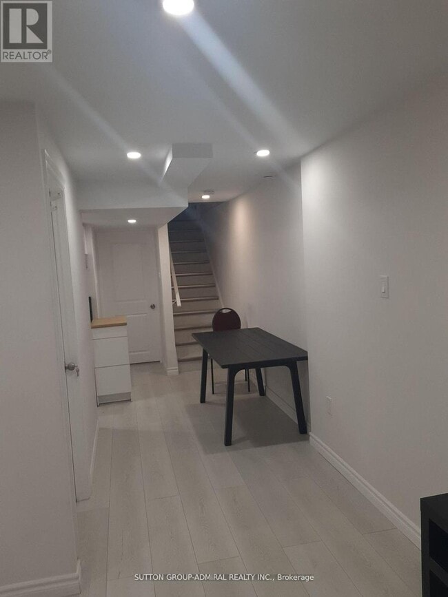 Photo - 1331 Major MacKenzie Dr W