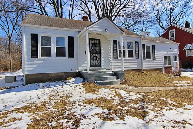 Building Photo - House Close To Campus!