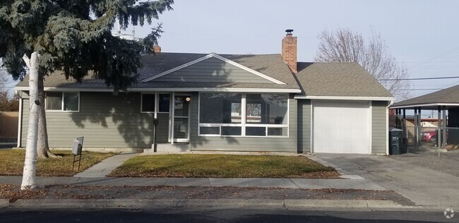 Building Photo - Three Bedroom Home