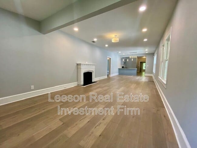 Photo - 2401 Darien St
