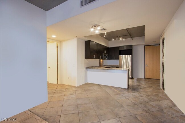 Building Photo - 353 E Bonneville Ave Unit 471