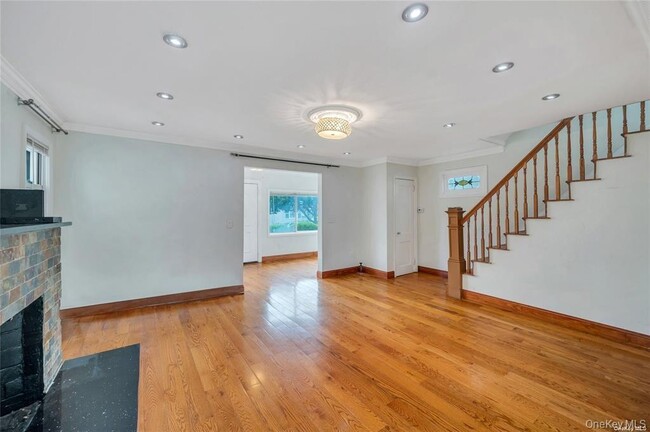 Photo - 109-21 215th St