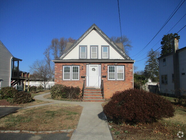 Building Photo - 20 Newfield St Rental