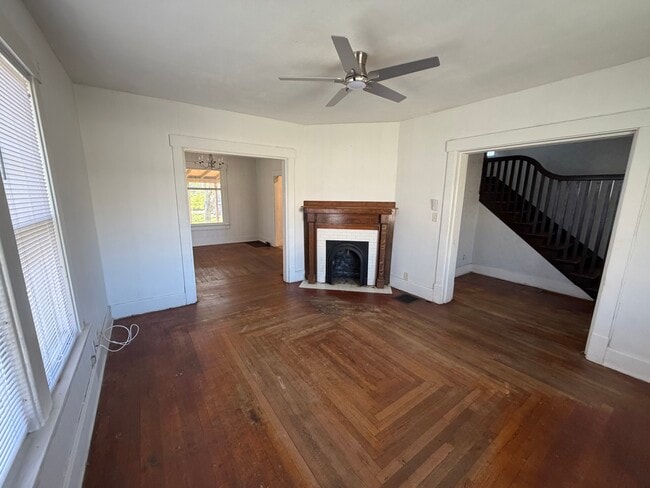 Living room - 275 W Main St