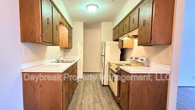 Photo - 3024-9 1/2 9 1/2 St N