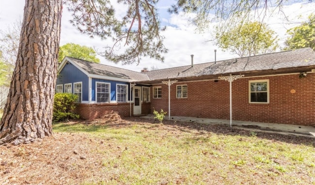 Photo - Charming 4 Bedroom Cottage - Recently Updated!
