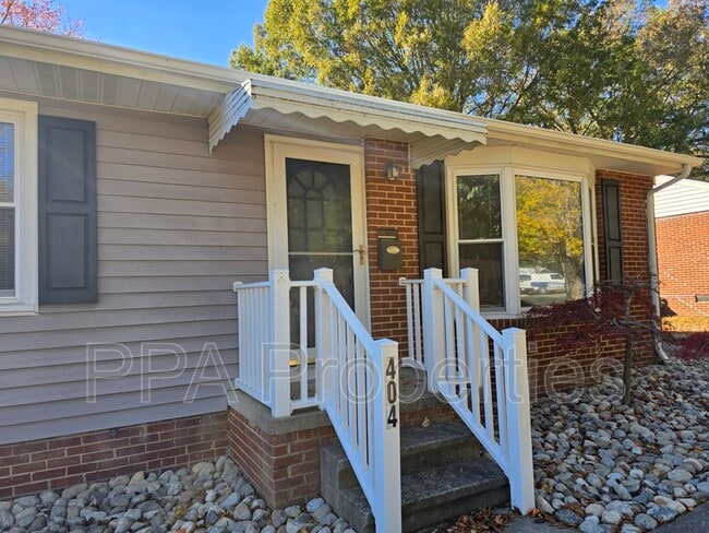 Photo - 404 Oakgrove Dr