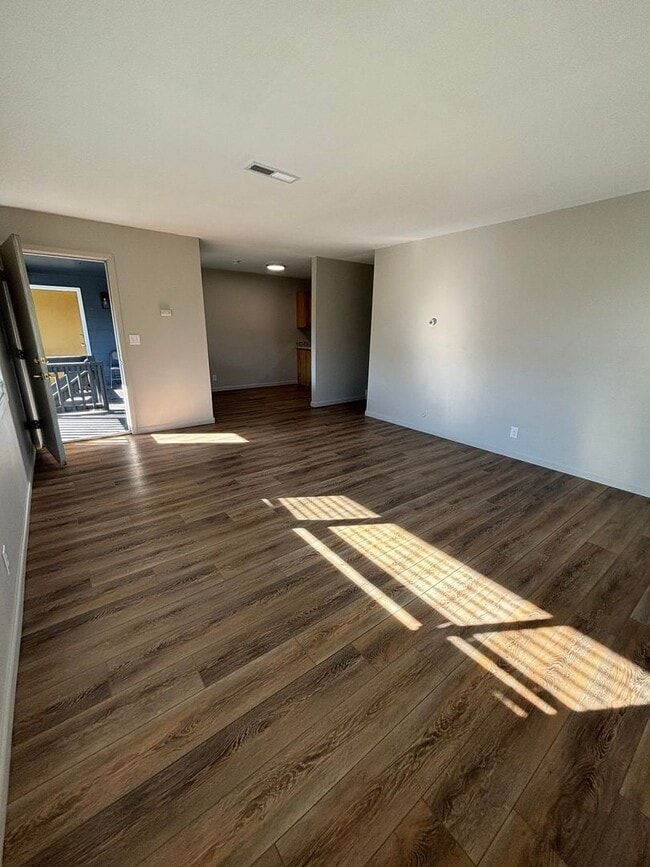 Building Photo - 1404 Toole Ave Unit #8