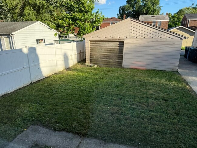 Photo - 242 Adelaide Pl