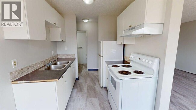 Photo - 9515-9100 100 Ave.