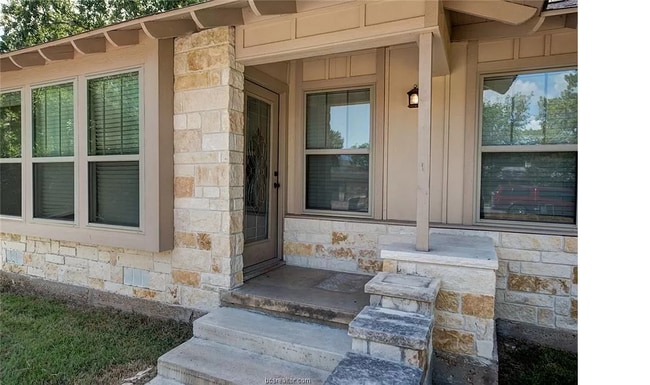 Photo - Comfy 4-Bed/3-Bath 3 blocks from A&M with all appliances, backyard, 5 min to grocery store