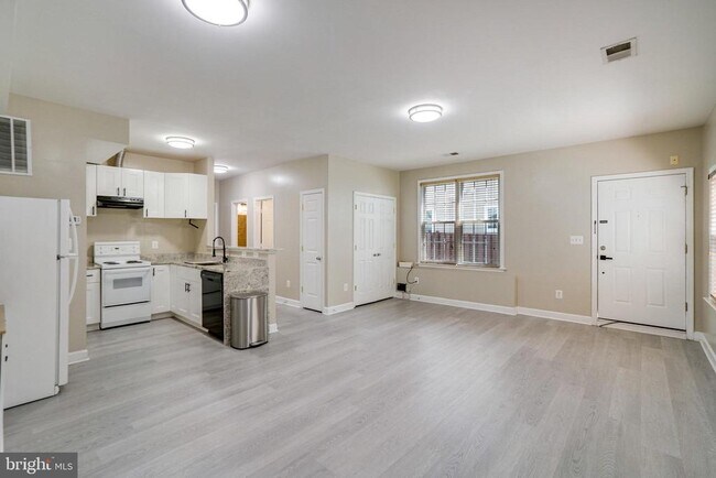 Photo - 2056 Shirlington Rd Unit B