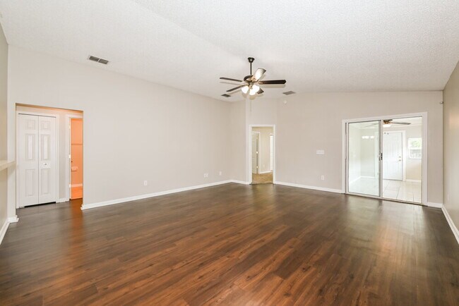 Photo - 1937 Longneedle Lane