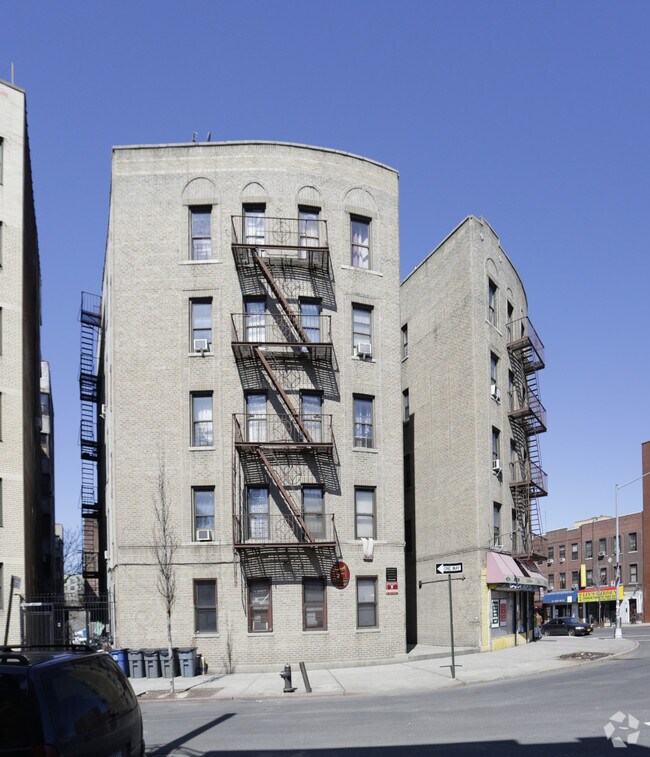 Photo - 1365 Findlay Ave