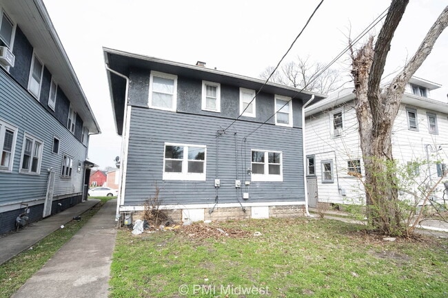 Building Photo - "Charming 3-Bedroom Duplex Retreat on North Capitol Avenue – 1,176 Sq Ft of Comfort in Indianapol...