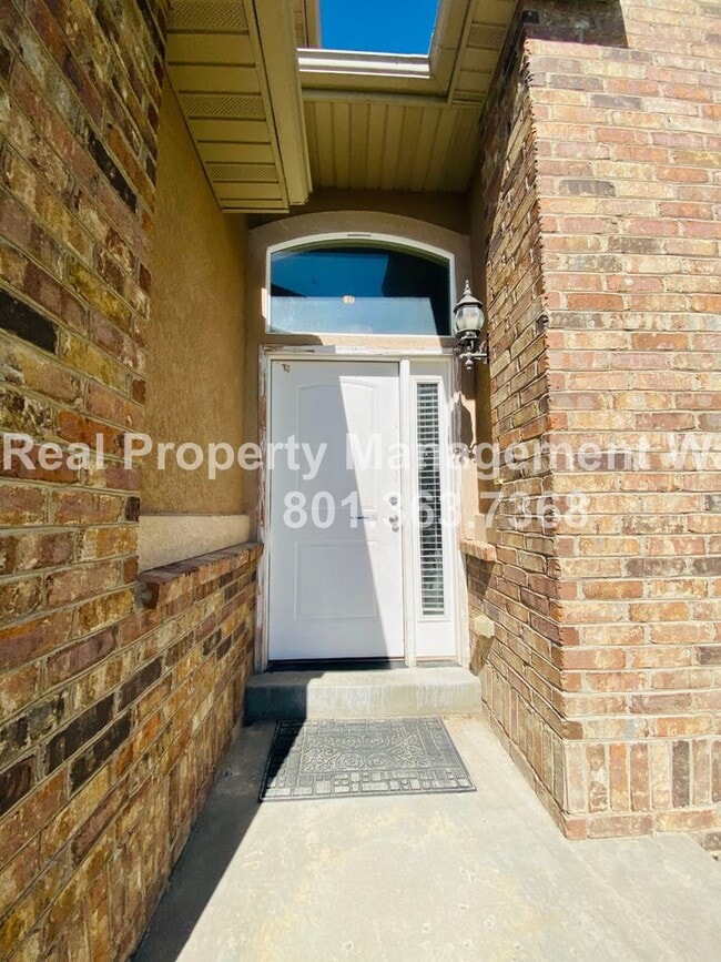 Photo - 5 Bedroom 3 Bathroom Riverton Home!