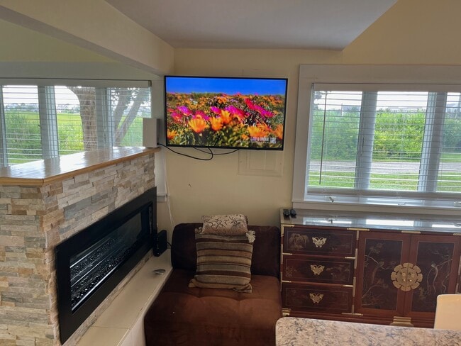 TV on 180 deg. swivel - 99 New York St