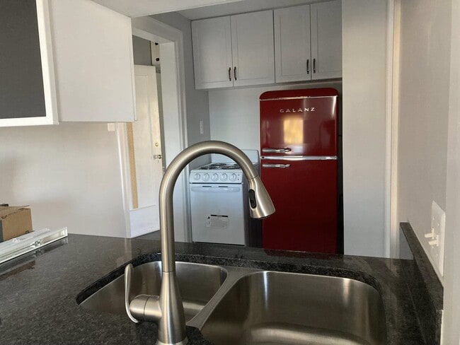 Photo - White House Apartments