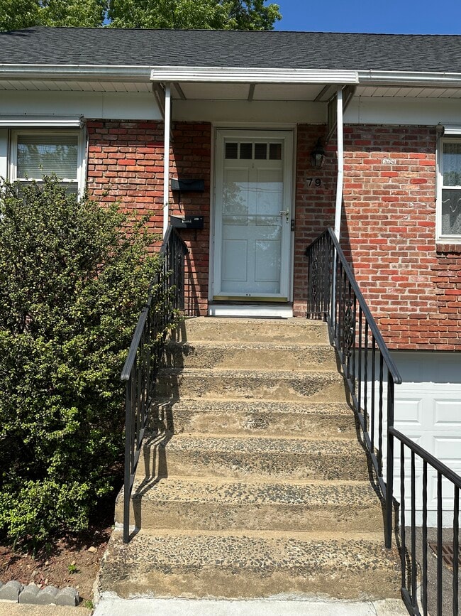 Building Photo - 79 Broadway Unit Bright 2BR 2nd floor of private house