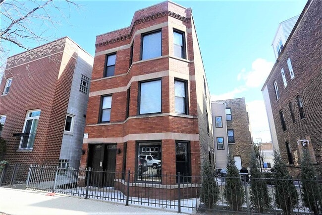 Building Photo - 2019 N Hoyne Ave Unit 2R
