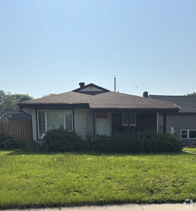 Building Photo - 3br 1.5 ba single family ranch style home,...