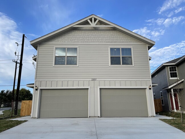 Photo - 2207 Lynwood Bnd Townhome