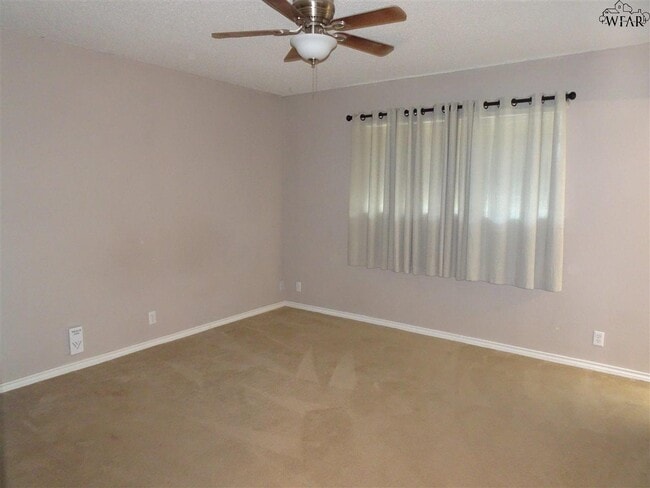 Photo - 405 Swenson St