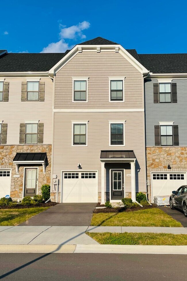 Building Photo - THREE LEVEL TOWN HOUSE IN KELLERTON