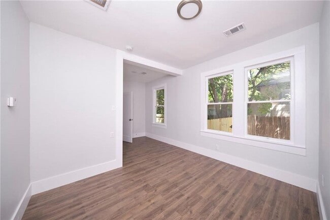 Photo - High Class -  Hyde Park Hacienda - Huge 1 Bedroom - New Finish Out - Pet Friendly - Huge Yard - E...