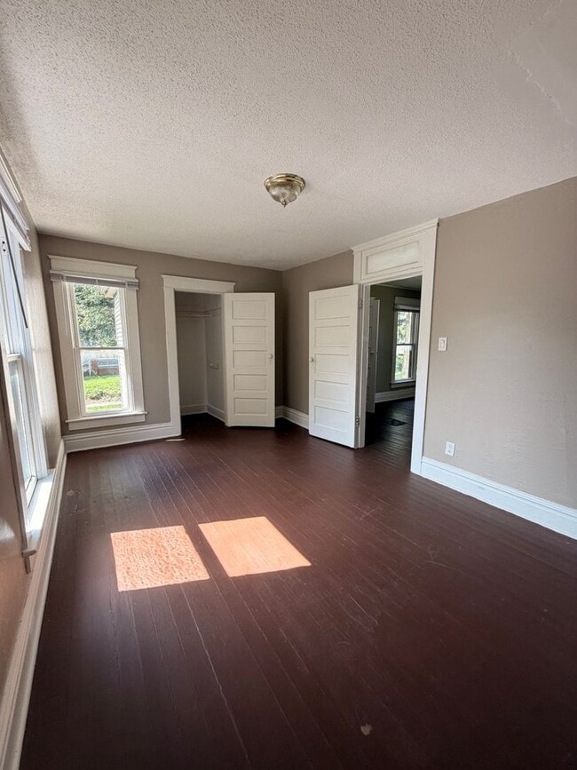 Building Photo - 2411 Fox Ave Unit 2411-B