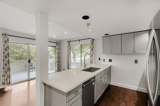 Photo - 3bed/2.5bath Townhome w/ Attached 2-Car Garage in Prime Redmond Location!