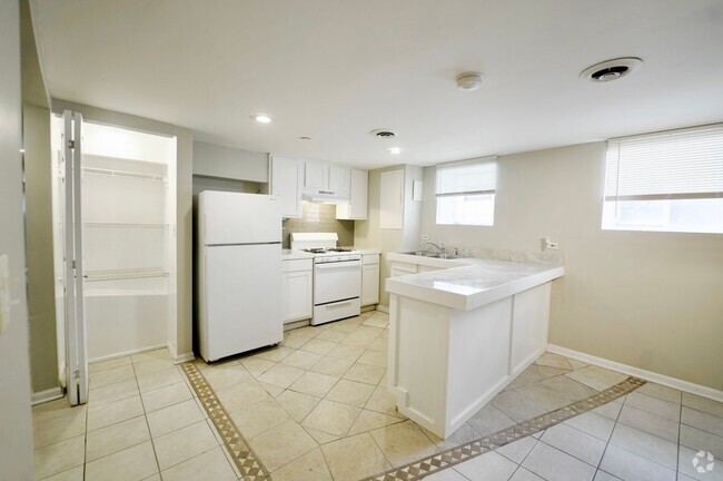 Building Photo - 125 S Leavitt St Rental